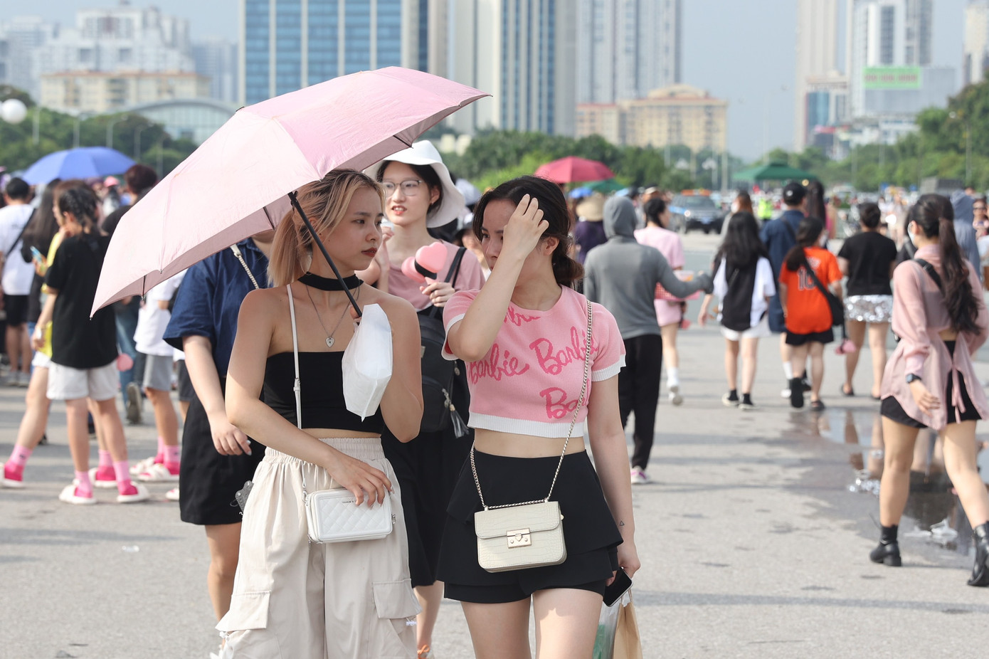 Dù là phụ kiện không thể thiếu trong đêm diễn thứ hai của BlackPink tại Hà Nội. Cơn mưa, giông lớn trưa nay khiến nhiều người đến xem show trong lo lắng.