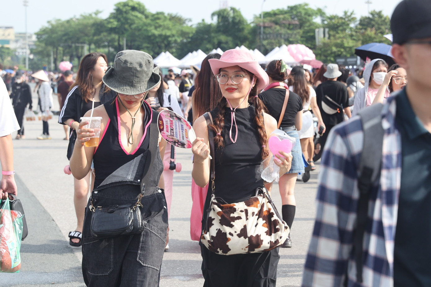 Phong cách độc đáo của hai khán giả xem show. Nhiều người ví Born Pink như tuần lễ thời trang, nơi giới trẻ tự tin thể hiện phong cách, có thể mặc phóng đại hơn thường ngày nhưng không bị ai phán xét.