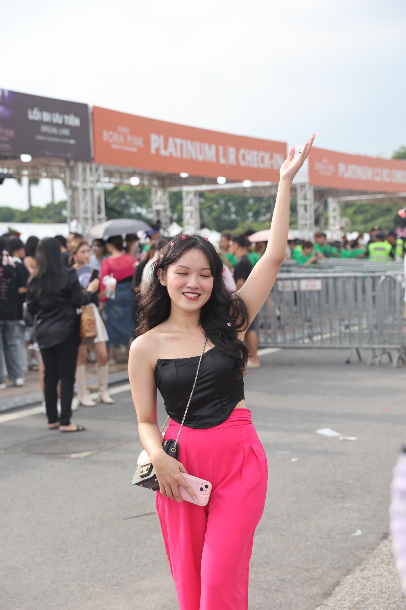 Đen - hồng vẫn là màu sắc chủ đạo, được khán giả trẻ ưu tiên khi đến xem BlackPink biểu diễn.