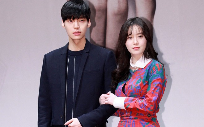 Một trong những vụ chia tay khiến khán giả đau đầu khác đến từ Goo Hye Sun và Ahn Jae Hyun. Diễn viên Vườn sao băng kết hôn năm 2016, sau đó thông báo ly hôn năm 2019. Lúc đó, Jae Hyun bị chỉ trích khi Hye Sun công khai lý do ly hôn. "Anh ấy chê bộ phận nữ giới của tôi không gợi cảm khi tôi chất vấn tôi đã làm gì sai. Anh ấy chán cuộc hôn nhân này, thậm chí ngủ quên khi xem điện thoại thay vì thân thiết với tôi", Hye Sun nói. Một trong những vụ chia tay khiến khán giả đau đầu khác đến từ Goo Hye Sun và Ahn Jae Hyun. Diễn viên Vườn sao băng kết hôn năm 2016, sau đó thông báo ly hôn năm 2019. Lúc đó, Jae Hyun bị chỉ trích khi Hye Sun công khai lý do ly hôn. "Anh ấy chê bộ phận nữ giới của tôi không gợi cảm khi tôi chất vấn tôi đã làm gì sai. Anh ấy chán cuộc hôn nhân này, thậm chí ngủ quên khi xem điện thoại thay vì thân thiết với tôi", Hye Sun nói.