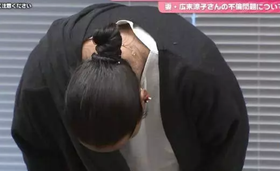 Chồng ngọc nữ Nhật Bản cúi đầu xin lỗi vì &quot;vợ tôi ngoại tình&quot;.