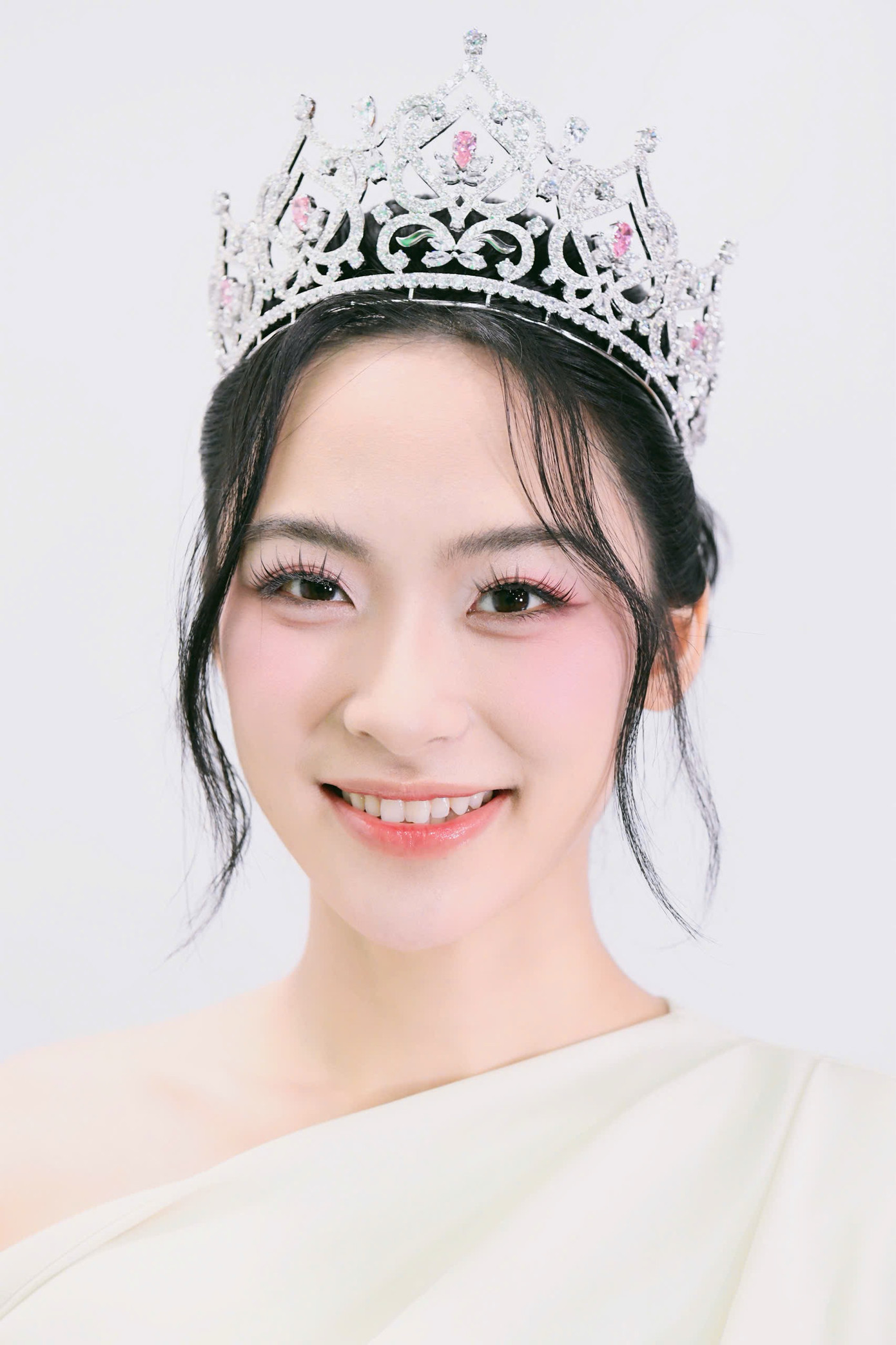 Cận nhan sắc của Á hậu Vân Nhi trong buổi phỏng vấn của báo Tiền Phong.