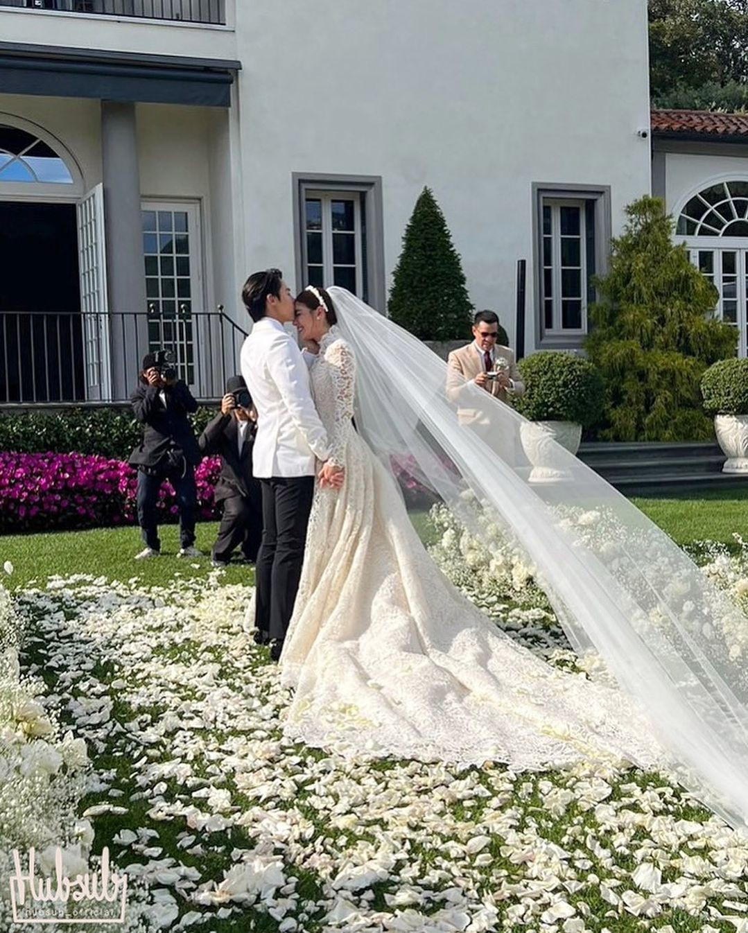 Trong tiệc cưới với sân vườn trải đầy hoa trắng, cô dâu và chú rể thực hiện nghi thức trao nhẫn, thề nguyện trước mặt quan khách, những người thân thiết. Kim liên tục gửi lời cảm ơn Mark vì đưa giấc mơ của cô trở thành hiện thực, tổ chức hôn lễ tại Italy đúng như mong ước.