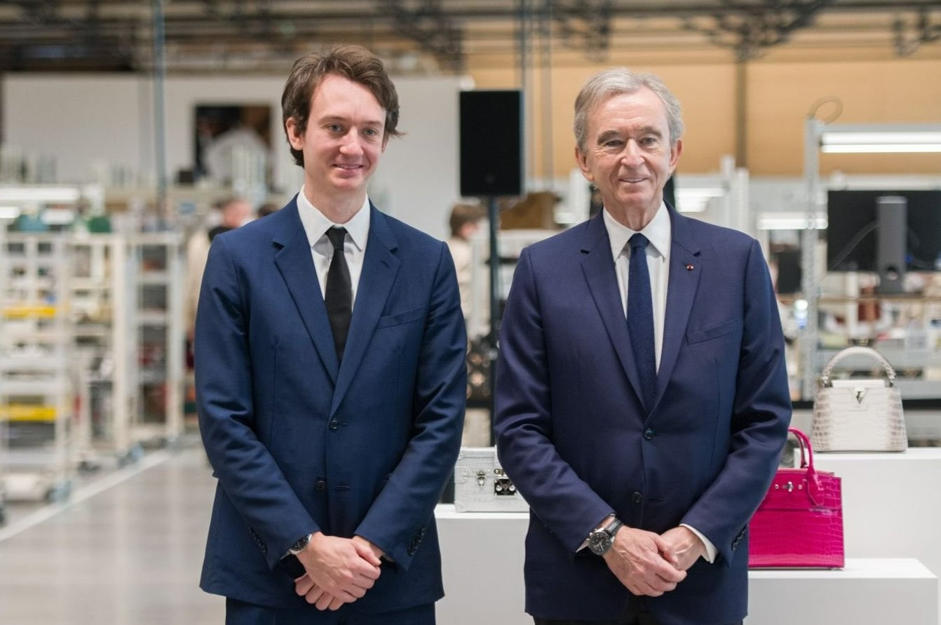 Frédéric Arnault, 28 tuổi, là con trai thứ tư của tỷ phú giàu thứ hai thế giới. Anh có nhiều nét giống bố, được cho là người thừa kế sáng giá của tập đoàn. Frédéric Arnault, 28 tuổi, là con trai thứ tư của tỷ phú giàu thứ hai thế giới. Anh có nhiều nét giống bố, được cho là người thừa kế sáng giá của tập đoàn.