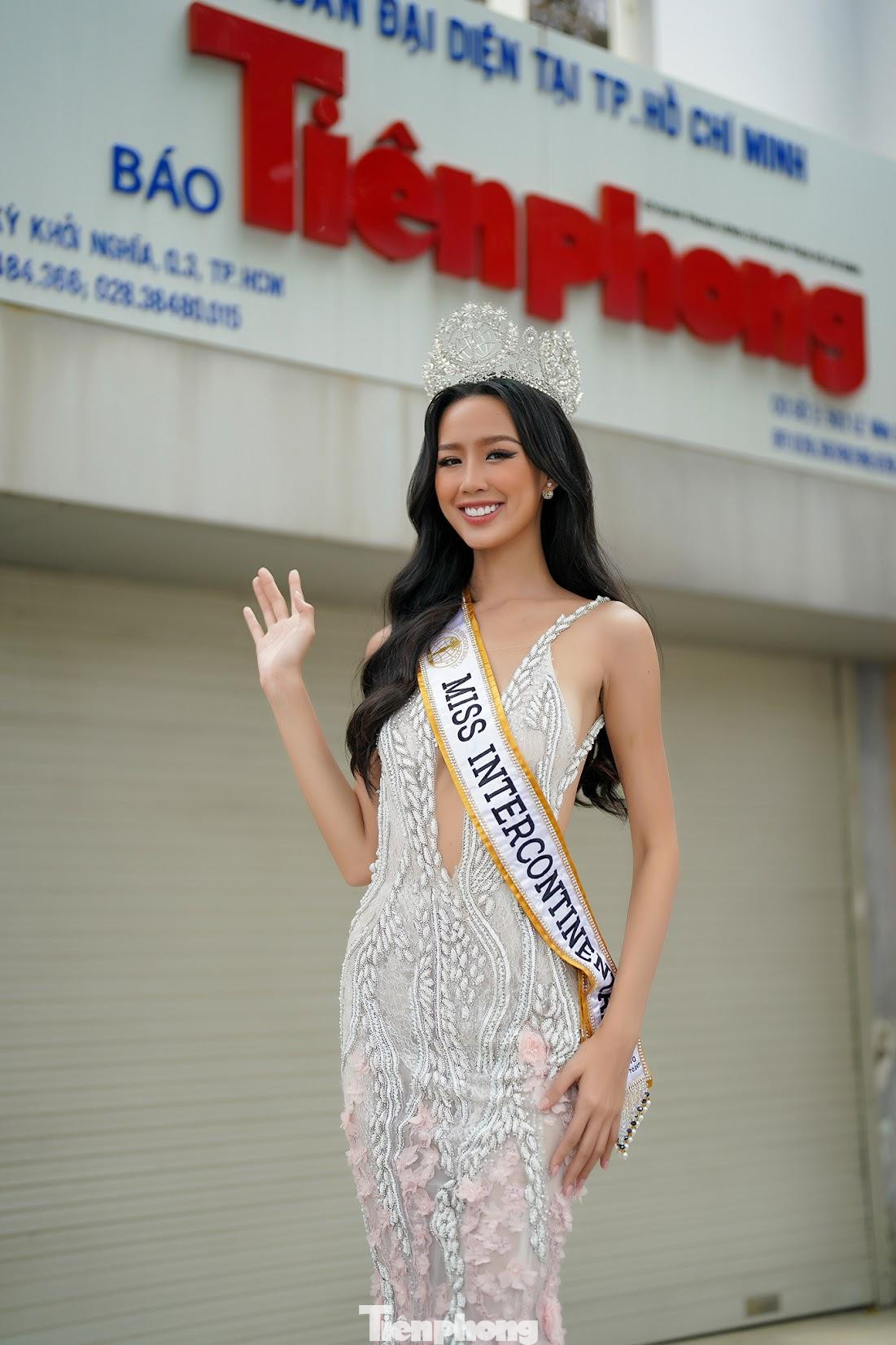 Xuất hiện tại tòa soạn báo Tiền Phong, Bảo Ngọc đội vương miện Hoa hậu Liên lục địa - chiếc vương miện mới mừng kỷ niệm 50 cuộc thi trị giá 8 tỷ đồng - cùng bộ trang phục cắt xẻ táo bạo. Cô đồng thời mang trên người dải sash Miss Intercontinental đầu tiên của Việt Nam sau 13 năm cử đại diện chinh chiến tại cuộc thi.