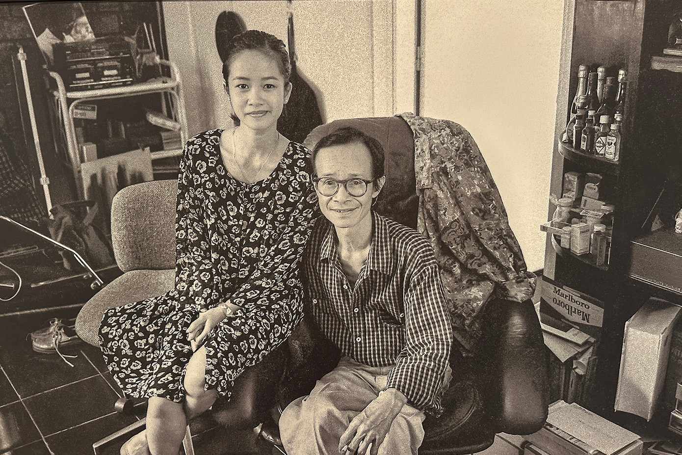 Hồng Nhung giản dị bên cạnh Trịnh Công Sơn sau khi cả hai cùng tập nhạc. Trong một lần trả lời phỏng vấn, cố nhạc sĩ cho biết ông thích Hồng Nhung vì nữ ca sĩ làm mới ca khúc của mình phù hợp với thời đại. Ảnh: Dương Minh Long.