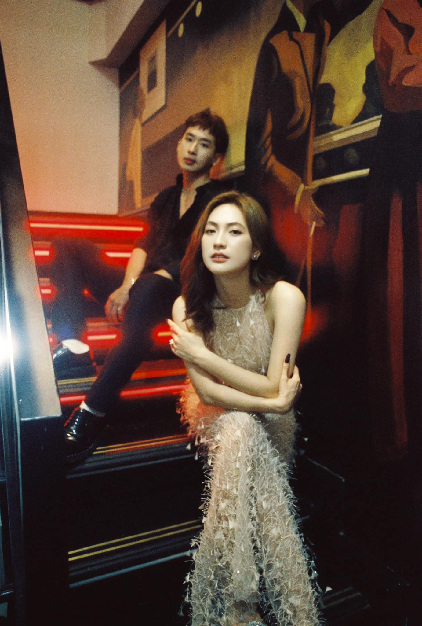 "Chúng tôi dành thời gian gặp nhau, chia sẻ về góc nhìn, cuộc sống để hiểu cá tính của nhau, điều gì đối phương không thích. Tôi muốn lên phim khán giả phải tin vào diễn xuất của chúng tôi", Tuấn Trần nói về cách làm việc với Phương Anh Đào trên Mai.