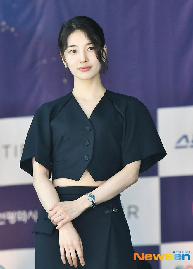 Tình đầu quốc dân Suzy khoe nước da trắng, eo thon với trang phục crop top, chi tiết khoét lưng tinh tế. Thị hậu Rồng Xanh cũng chọn lối trang điểm đơn giản, tiết chế phụ kiện tại sự kiện ngày 25/6. Tình đầu quốc dân Suzy khoe nước da trắng, eo thon với trang phục crop top, chi tiết khoét lưng tinh tế. Thị hậu Rồng Xanh cũng chọn lối trang điểm đơn giản, tiết chế phụ kiện tại sự kiện ngày 25/6.