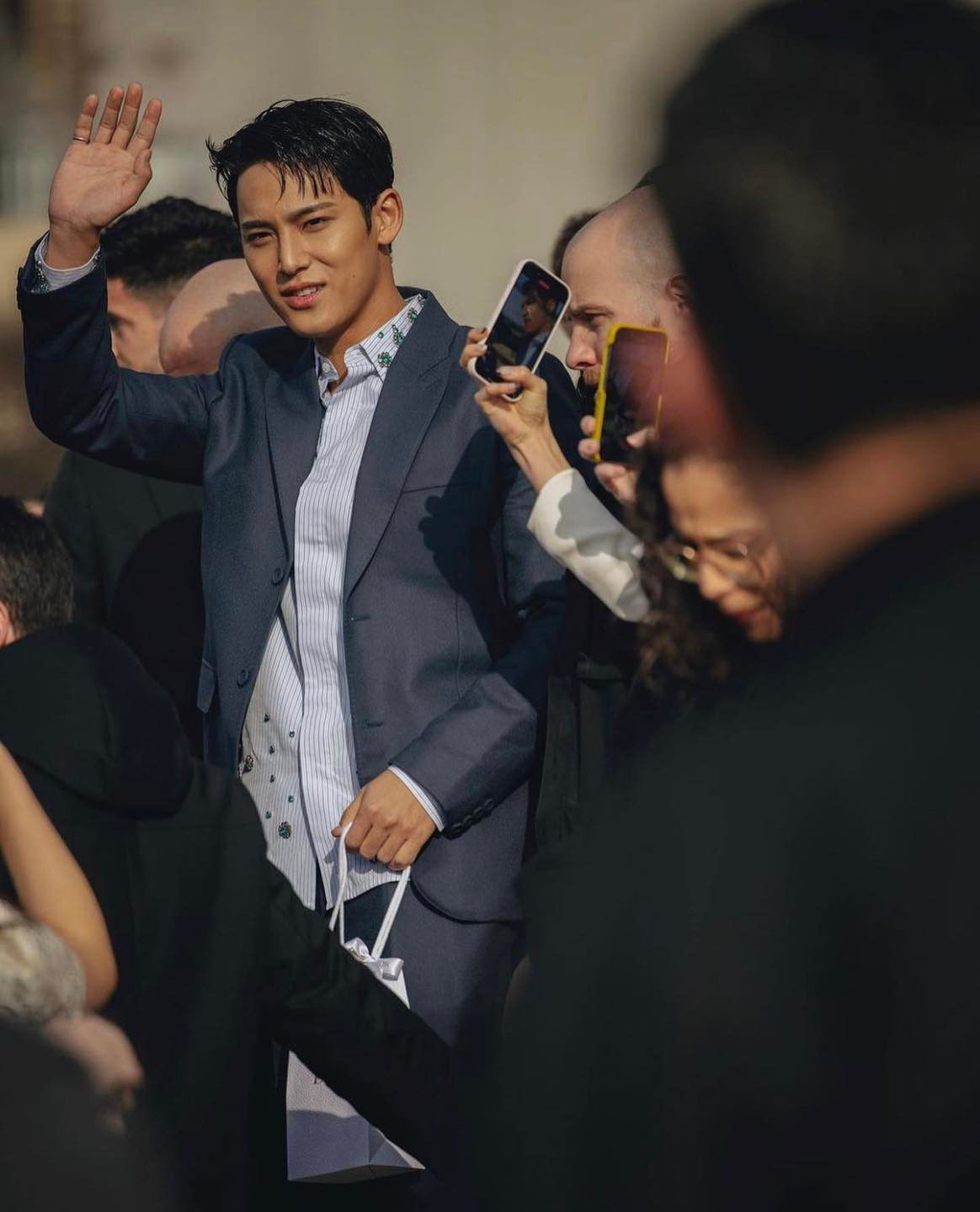 Khoảnh khắc cầm hoa giúp Mingyu được cả thế giới nhận làm chồng.