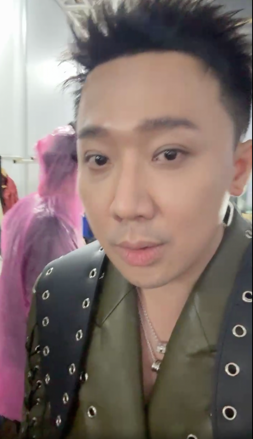 Anh trai thứ 31 của chương trình - MC Trấn Thành - livestream cập nhật không khí phía cánh gà với hình ảnh các nghệ sĩ thay trang phục, chỉnh sửa lại đầu tóc khi ngoài trời mưa lớn . Anh nói: “Mưa tan nát mọi người ơi, giống lũ lụt vậy đó”.