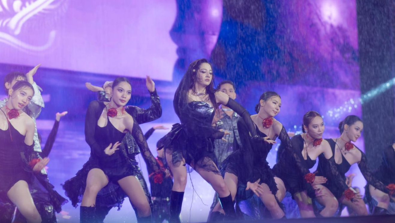 Ca sĩ Bảo Anh, khách mời đặc biệt của concert, chia sẻ bên lề sân khấu: “Hà Nội mưa nhưng sao ướt được tinh thần nghệ sĩ anh em tôi”.