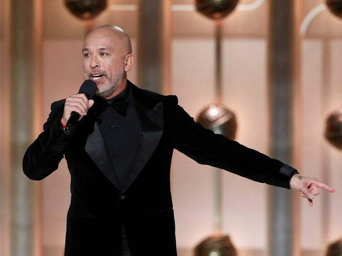 Jo Koy bị gọi là thảm họa khi dẫn chương trình Quả cầu Vàng.