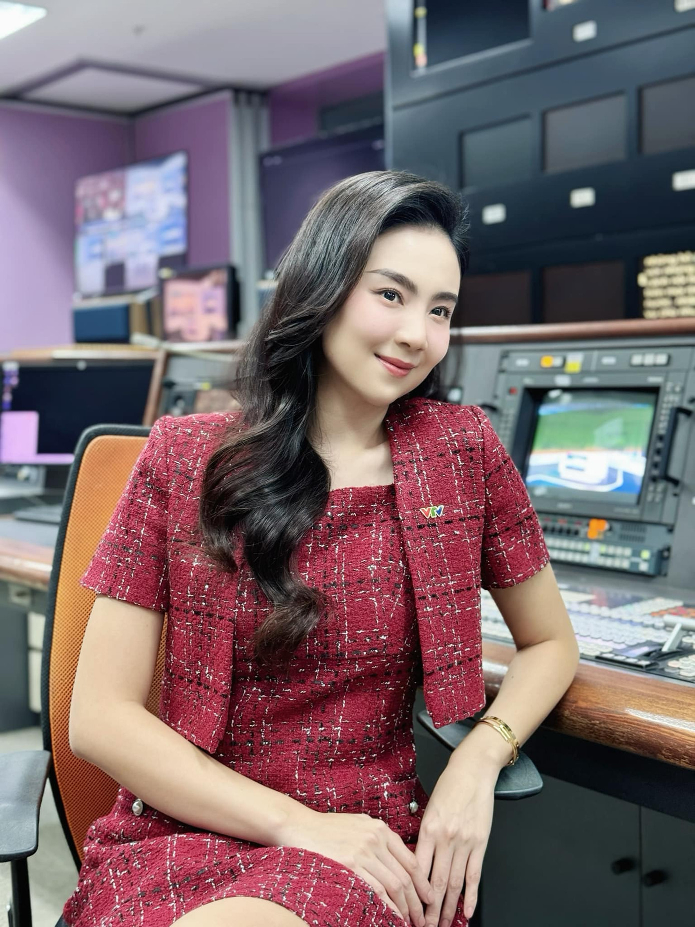 Cũng trong ngày 1/4, MC Mai Ngọc khiến khán giả bất ngờ khi thông báo cô đã ly hôn doanh nhân Hoài Nam. MC của VTV nói cô cân nhắc kỹ lưỡng khi nói về vụ việc, mục đích giải đáp thắc mắc của nhiều người.