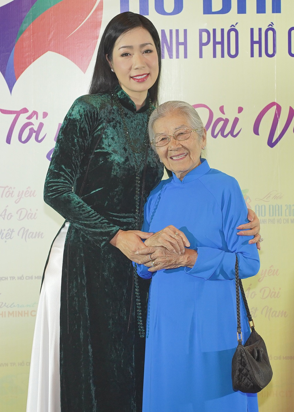 NSND Trịnh Kim Chi diện trang phục chất liệu nhung tại sự kiện quảng bá áo dài.