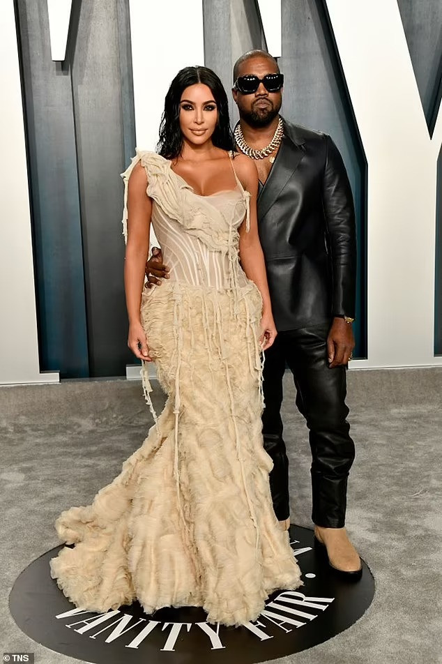 Bốn người con ở với mẹ sau khi Kim Kardashian ly hôn Kanye West. Bốn người con ở với mẹ sau khi Kim Kardashian ly hôn Kanye West.