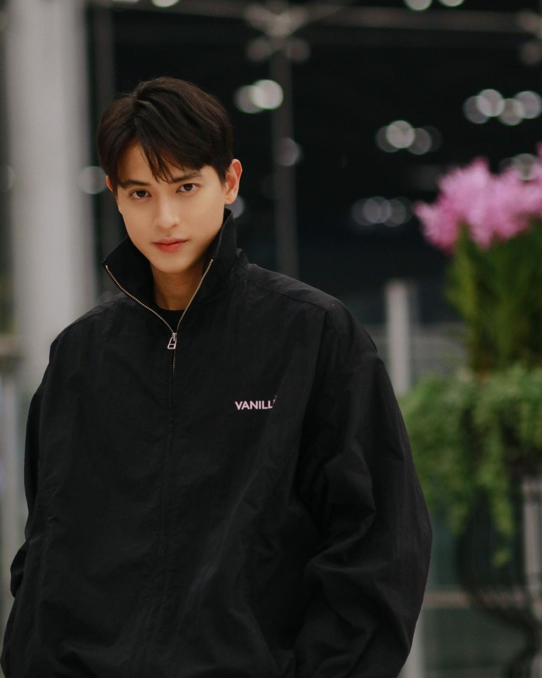 James Jirayu và bạn gái lớn hơn bốn tuổi.