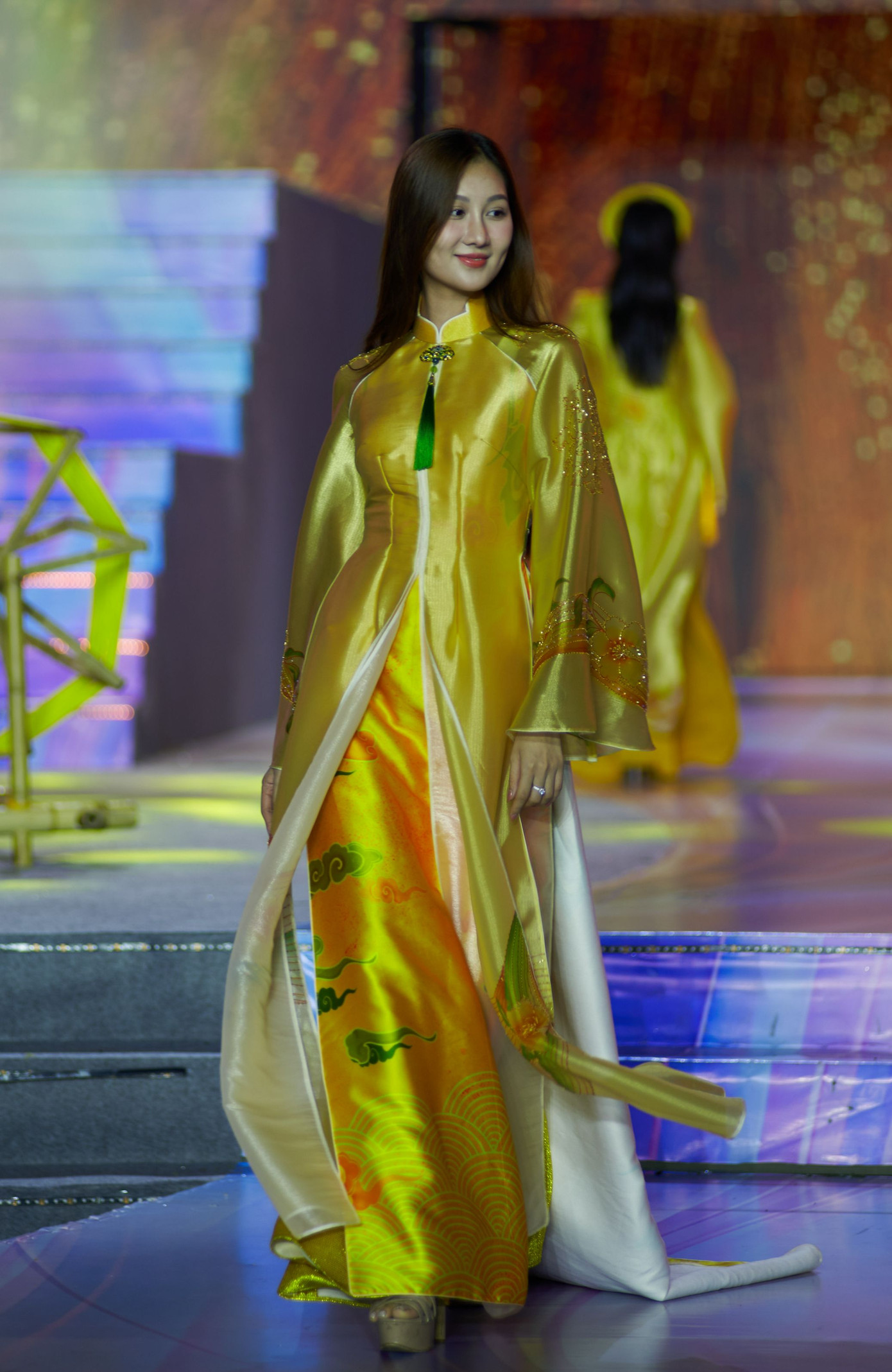 Các hoa hậu, á hậu trình diễn tại Lễ hội Áo dài TPHCM lần thứ 11 với chủ đề Áo dài Việt Nam - Vươn cao Việt Nam. Trong lễ khai mạc, chương trình gửi đến khán giả 200 bộ áo dài từ 30 nhà thiết kế khắp cả nước.