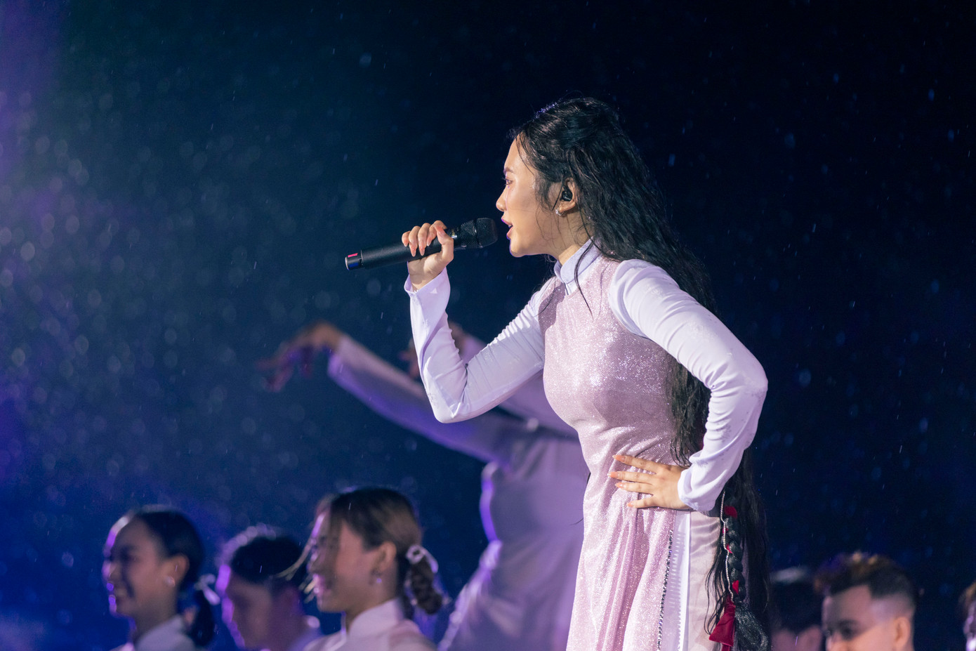 Hình ảnh Phương Mỹ Chi biểu diễn trên sân khấu, dưới cơn mưa lớn. Cô thay khoảng 10 bộ trang phục, đầu tư mạnh từ vũ đoàn, sân khấu, visual phù hợp với từng nhạc phẩm lồng ghép tác phẩm văn học. Hình ảnh Phương Mỹ Chi biểu diễn trên sân khấu, dưới cơn mưa lớn. Cô thay khoảng 10 bộ trang phục, đầu tư mạnh từ vũ đoàn, sân khấu, visual phù hợp với từng nhạc phẩm lồng ghép tác phẩm văn học.