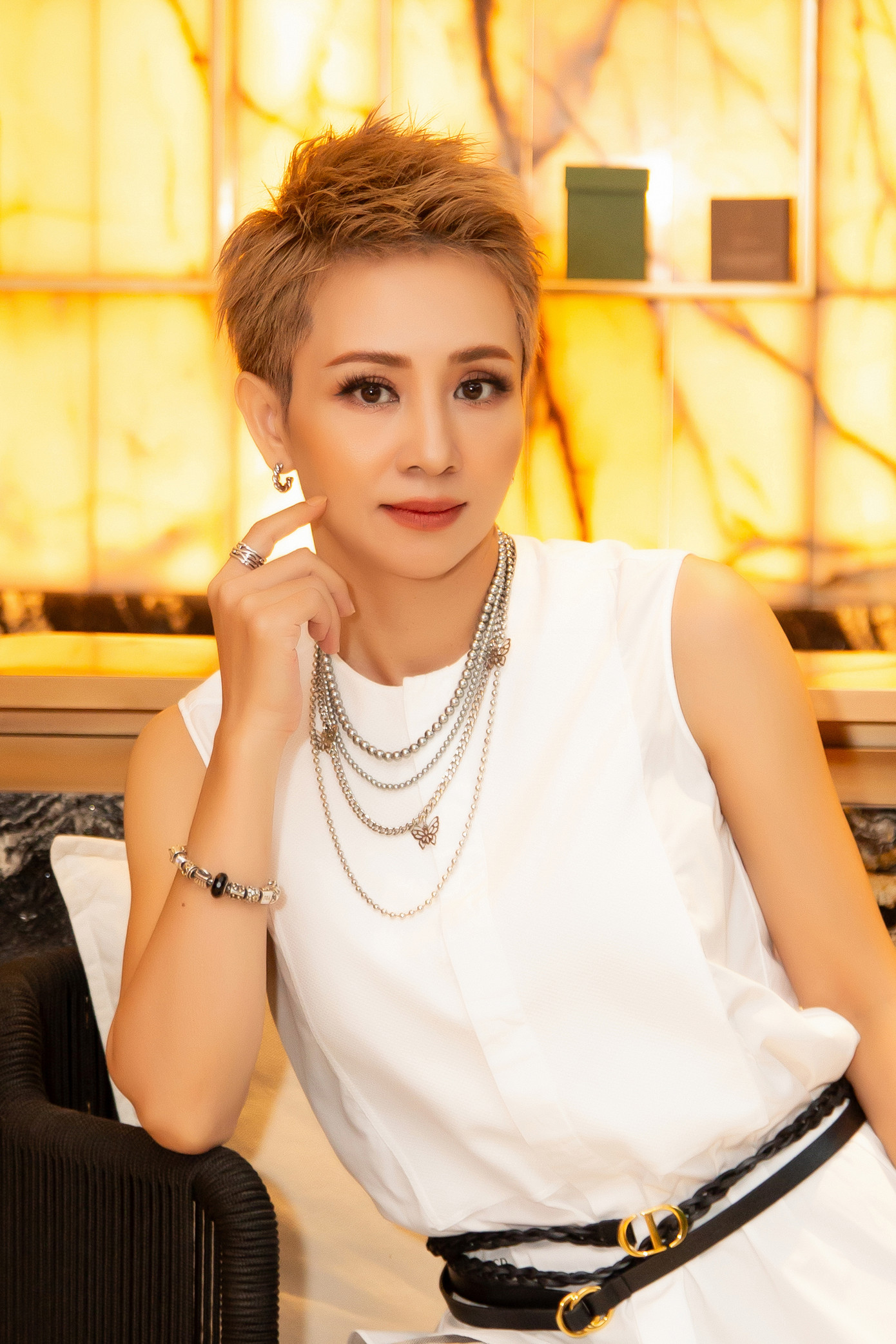 Việc Thúy Hiền tham gia show Chị đẹp cũng gây nhiều bất ngờ cho khán giả. Trước đây, cô được nhiều người biết đến với biệt danh Hoa khôi Wushu, từng giành 7 HCV thế giới và nhiều HCV khu vực. Về lý do tham gia chị đẹp, cô nói: "Tôi muốn truyền cảm hứng đến những phụ nữ có người thân mắc trầm cảm. Tôi mắc trầm cảm nặng từ 20 năm trước. Nhờ có người thân, bạn bè, tôi dần hồi phục. Tôi muốn đến truyền thông điệp tích cực cho những người phụ nữ ngoài kia". Việc Thúy Hiền tham gia show Chị đẹp cũng gây nhiều bất ngờ cho khán giả. Trước đây, cô được nhiều người biết đến với biệt danh Hoa khôi Wushu, từng giành 7 HCV thế giới và nhiều HCV khu vực. Về lý do tham gia chị đẹp, cô nói: "Tôi muốn truyền cảm hứng đến những phụ nữ có người thân mắc trầm cảm. Tôi mắc trầm cảm nặng từ 20 năm trước. Nhờ có người thân, bạn bè, tôi dần hồi phục. Tôi muốn đến truyền thông điệp tích cực cho những người phụ nữ ngoài kia".