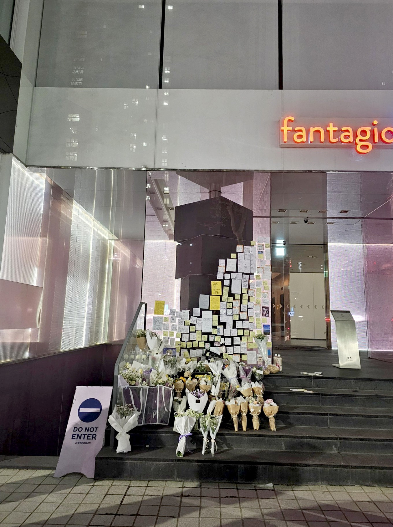 Người hâm mộ đặt vòng hoa tưởng nhớ Moobin.