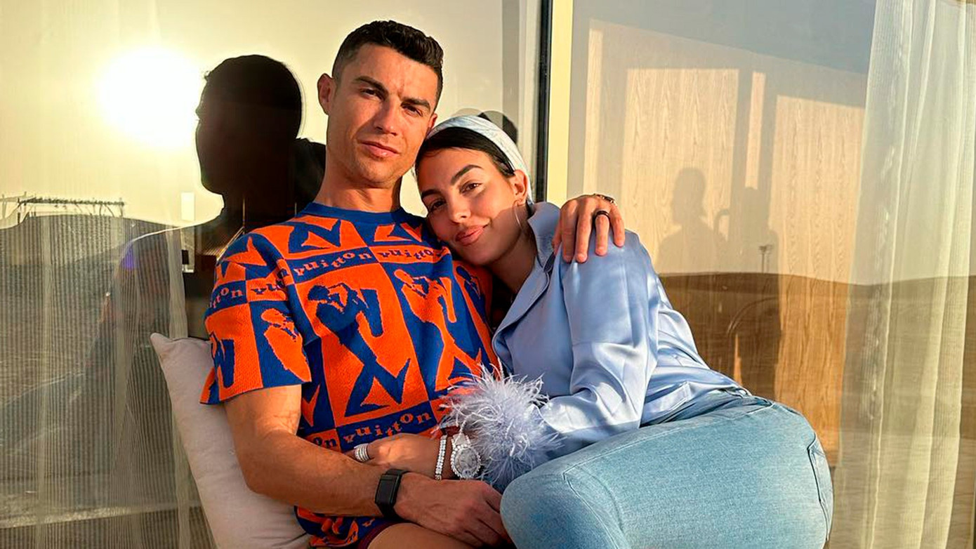 Georgina Rodriguez đối mặt nhiều thị phi khi về sống chung với CR7.