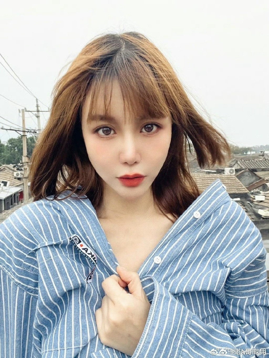 Mã Nặc kiếm tiền nhờ vào livestream sau khi bị cơ quan chức năng Trung Quốc cấm sóng. Mã Nặc kiếm tiền nhờ vào livestream sau khi bị cơ quan chức năng Trung Quốc cấm sóng.