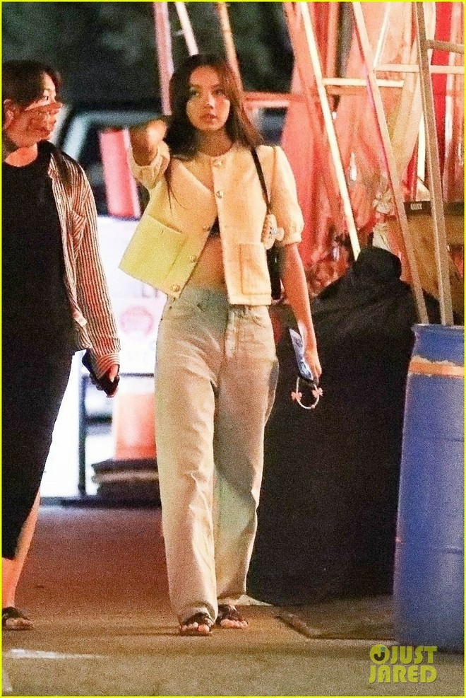 Lisa để mặt mộc đi ăn tối tại Mỹ.