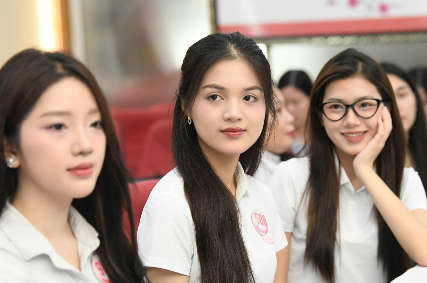 41 người đẹp sau đó bước vào phần giao lưu cùng cán bộ, Ban biên tập báo Tiền Phong cùng ban tổ chức cuộc thi Hoa hậu Việt Nam. Trong ảnh là người đẹp Minh Thu, Hoa khôi Đại học Thương mại 2024.