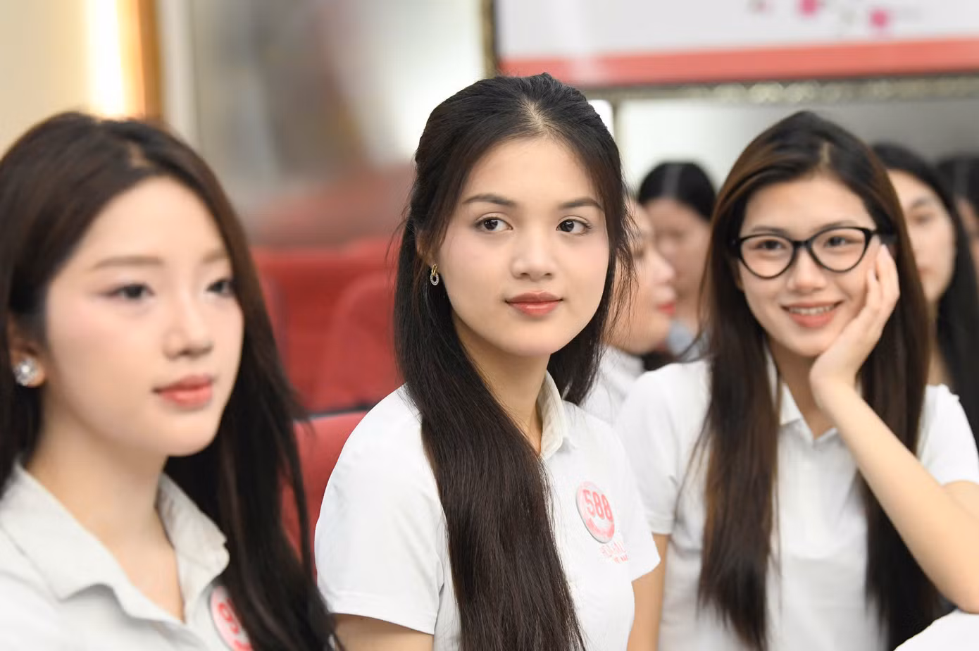 41 người đẹp sau đó bước vào phần giao lưu cùng cán bộ, Ban biên tập báo Tiền Phong cùng ban tổ chức cuộc thi Hoa hậu Việt Nam. Trong ảnh là người đẹp Minh Thu, Hoa khôi Đại học Thương mại 2024.