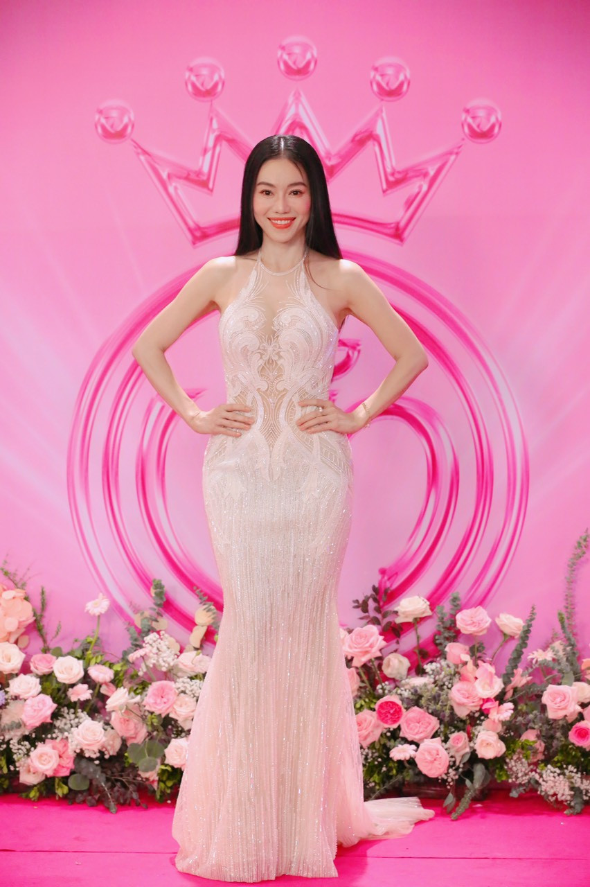 Phó Trưởng ban tổ chức Phạm Kim Dung trẻ trung trên thảm đỏ. Tổng giám đốc công ty Sen Vàng và Phương Nhi thân thiết khi xuất hiện tại đêm chung kết.