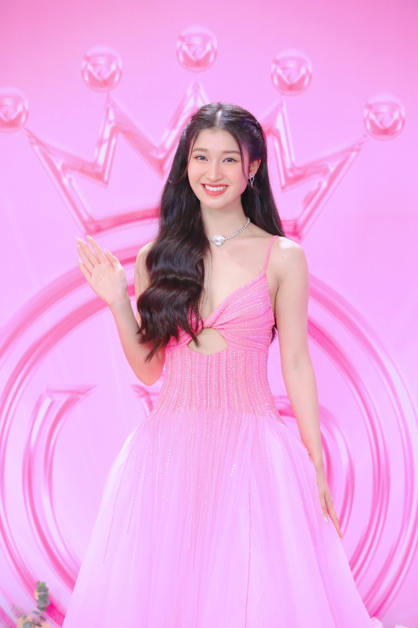 Á hậu Phương Nhi diện đầm tông hồng ngọt ngào khi xuất hiện trên thảm đỏ. Người đẹp phá cách, thử nghiệm phong cách gợi cảm với thiết kế khoét ngực.