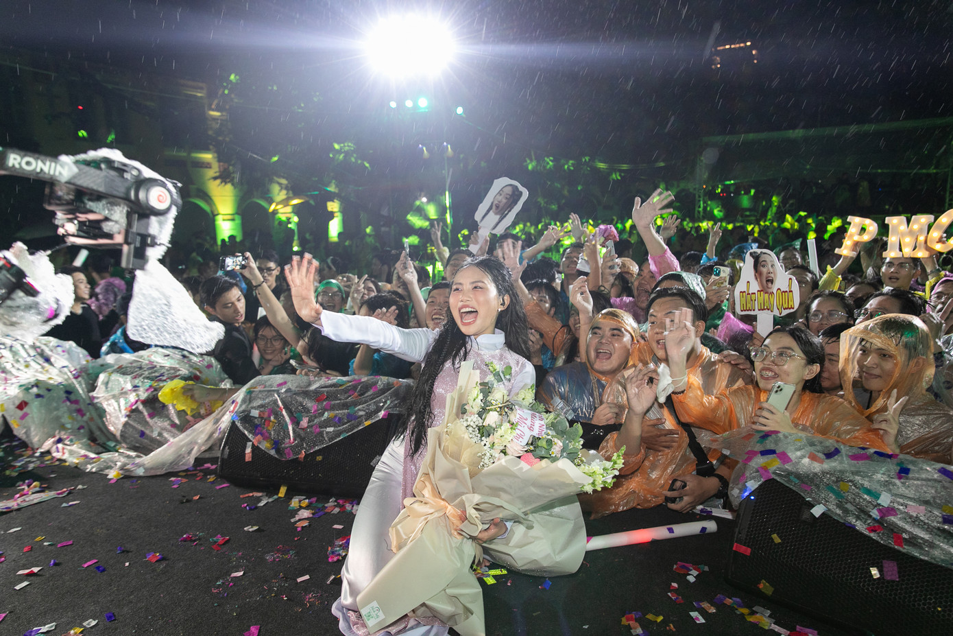 Ban đầu, truyền thông bất ngờ trước sức hút của Phương Mỹ Chi, không nghĩ nữ ca sĩ được ủng hộ nhiều như vậy. Nhưng sau showcase và cách nữ ca sĩ cúi chào, ngồi rạp người cảm ơn, tương tác với người hâm mộ, nhiều người hiểu lý do cô luôn có lượng người hâm mộ trung thành. Ban đầu, truyền thông bất ngờ trước sức hút của Phương Mỹ Chi, không nghĩ nữ ca sĩ được ủng hộ nhiều như vậy. Nhưng sau showcase và cách nữ ca sĩ cúi chào, ngồi rạp người cảm ơn, tương tác với người hâm mộ, nhiều người hiểu lý do cô luôn có lượng người hâm mộ trung thành.