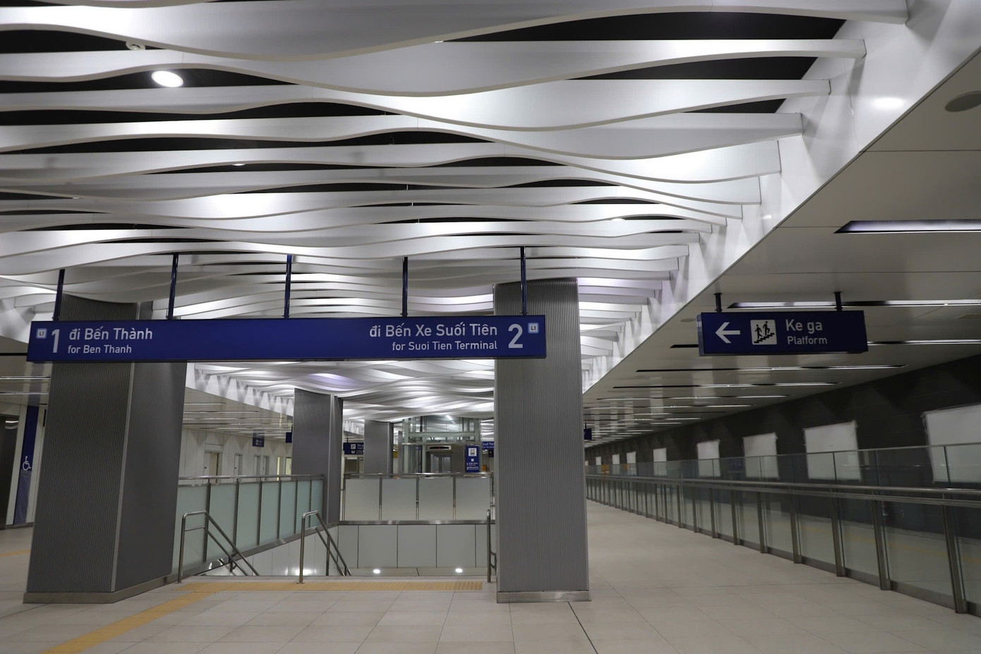 Bên trong nhà ga Ba Son với các bảng chỉ dẫn hành khách đi đến khu 'ke ga' thuận lợi nhất để đi tàu. Ảnh: Tuấn Kiệt Bên trong nhà ga Ba Son với các bảng chỉ dẫn hành khách đi đến khu 'ke ga' thuận lợi nhất để đi tàu. Ảnh: Tuấn Kiệt