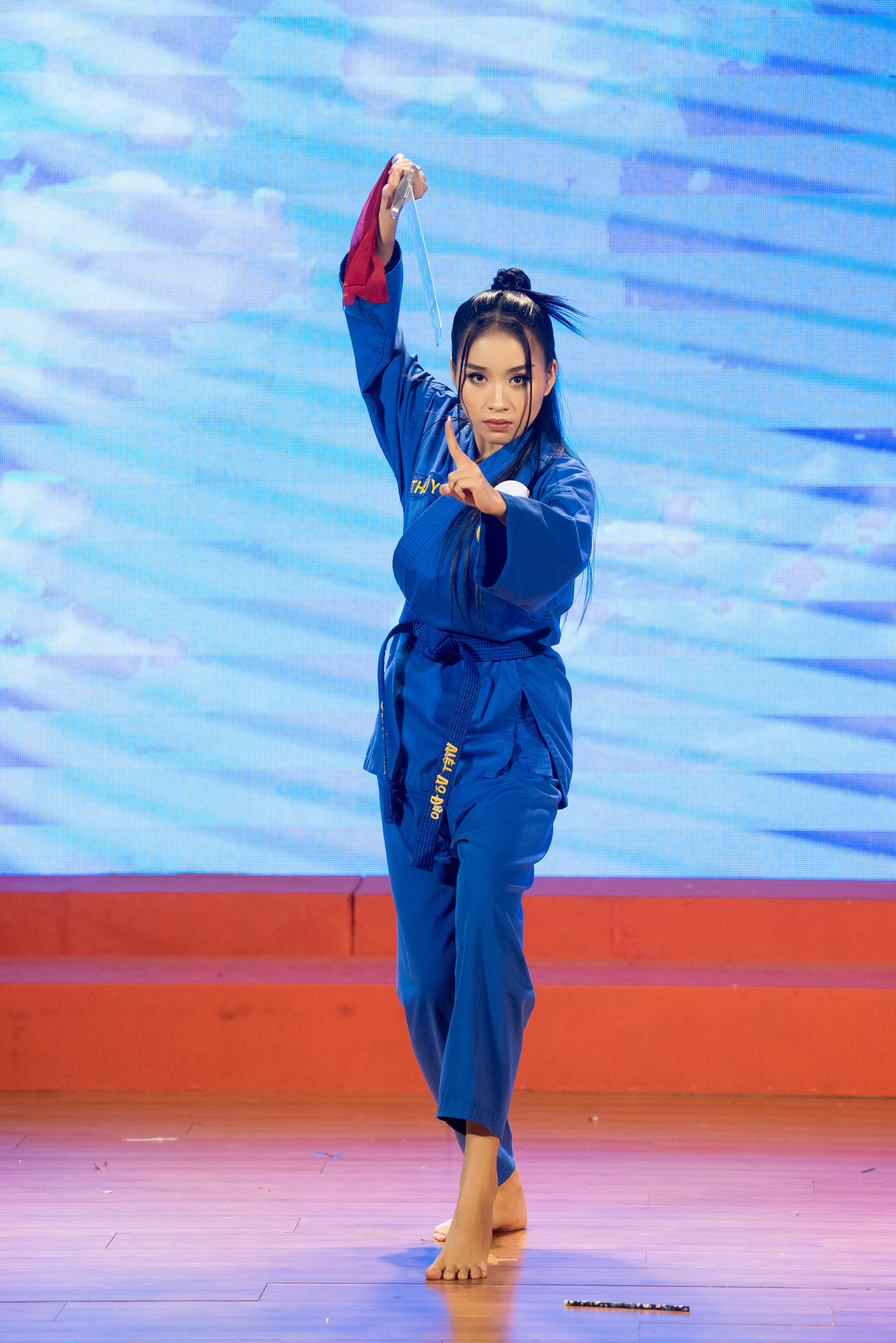 Tại Hoa hậu Thế giới Việt Nam 2023, có hai thí sinh chọn võ thuật để thể hiện trong phần thi Người đẹp Tài năng. Trong ảnh là màn múa võ của cô gái mang SBD 145 Ngô Thị Bích Thủy.