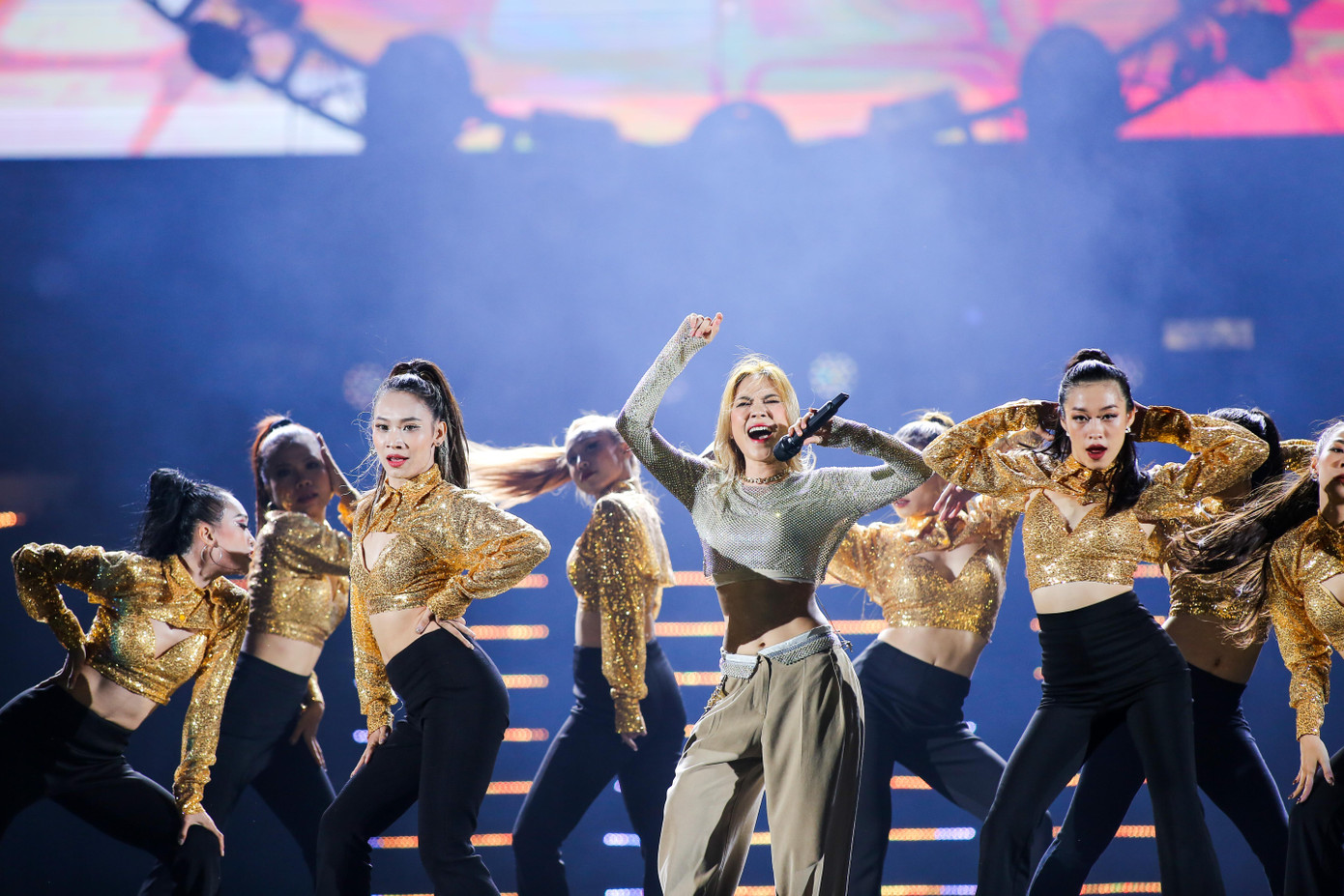 Khi chứng kiến khán giả cùng hòa giọng với mình, thậm chí hát theo đến khi ca khúc kết thúc, Mỹ Tâm không cầm được nước mắt. Nữ ca sĩ liên tục cảm ơn khán giả đã đồng hành, giúp cô có được show diễn thành công tại Hà Nội.