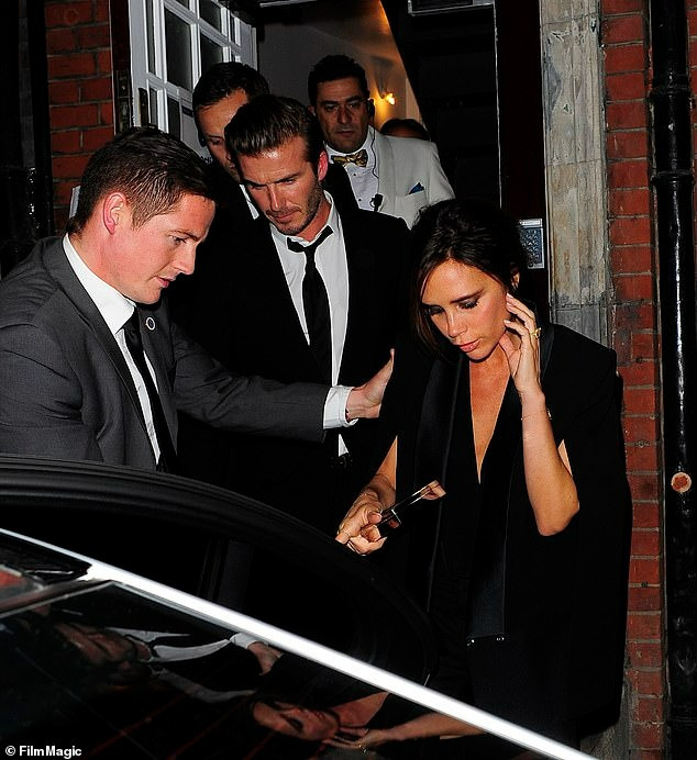 Craig Ainsworth (áo xám) trong thời gian làm vệ sĩ cho nhà Beck.