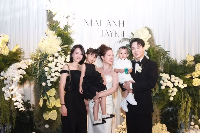 Diễn viên Trâm Anh (vợ rapper JustaTee) đưa con gái đến dự tiệc cưới. Gia đình Jaykii và Mai Anh cũng đưa con trai là bé Cookie ra mắt trong ngày trọng đại.