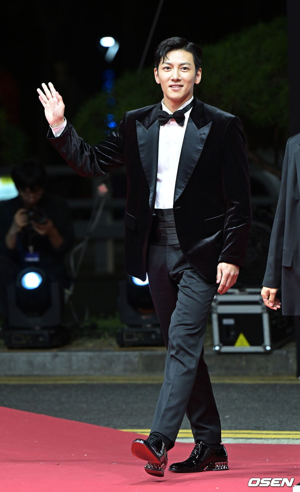 Ji Chang Wook nhận nhiều lời khen ngợi về ngoại hình trên thảm đỏ Liên hoan phim Busan lần thứ 29. Loạt ảnh &quot;không góc chết&quot; của diễn viên Mật danh K2 lan truyền trên mạng xã hội và thu hút lượng tương tác lớn.