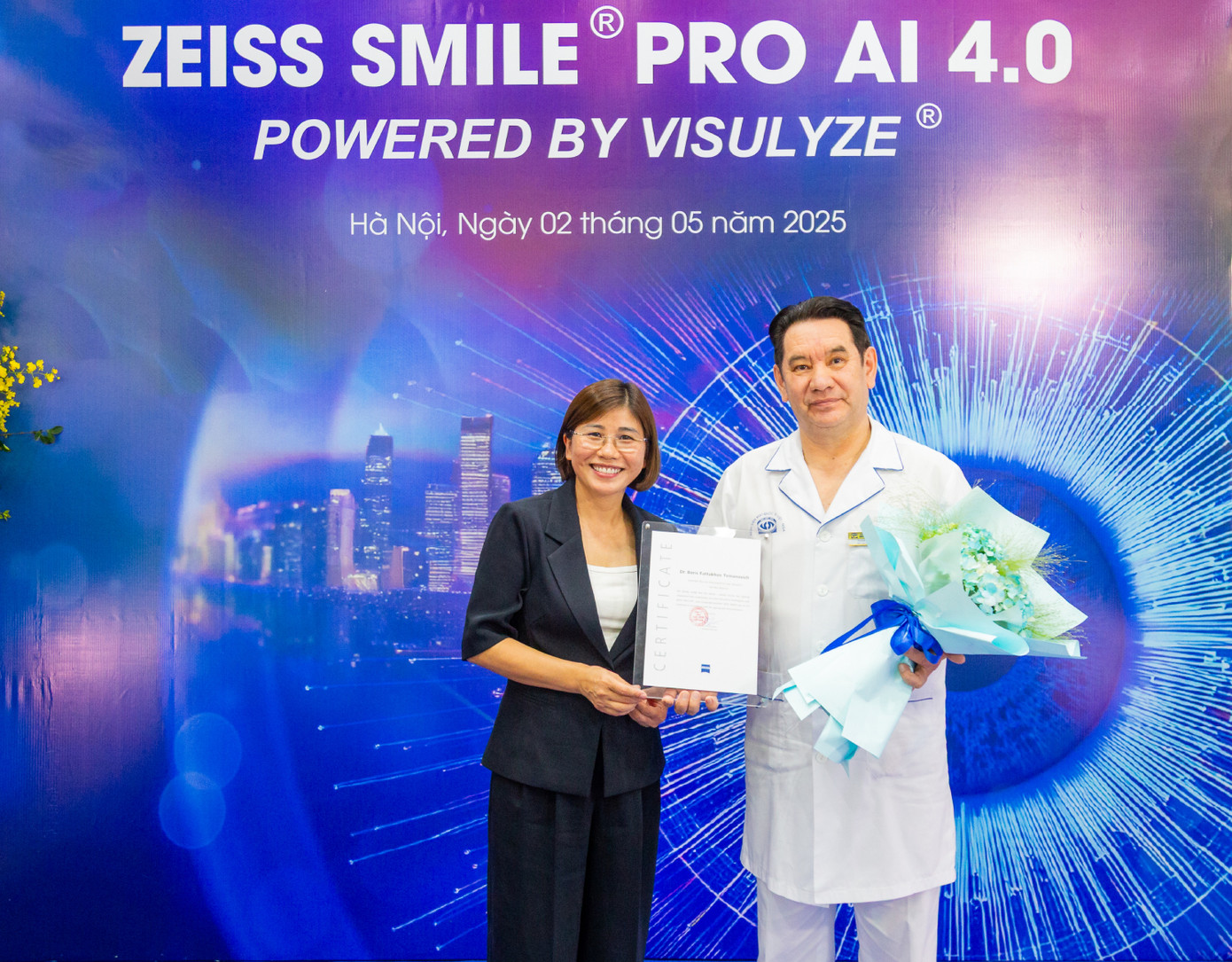 Bà Vũ Thị Thu Hiền, Tổng giám đốc Carl Zeiss Việt Nam trao chứng nhận hoàn thành chương trình đào tạo phần mềm Visulyze cho đội ngũ bác sĩ tại Mắt Việt - Nga.