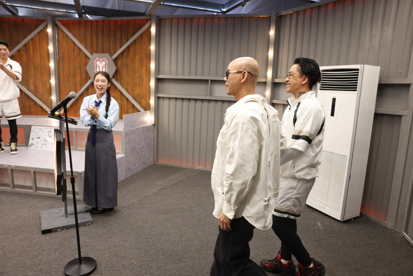 Tuấn Hưng và Phan Đinh Tùng đều khó xử khi không ai chọn về đội. Tuấn Hưng và Phan Đinh Tùng đều khó xử khi không ai chọn về đội.