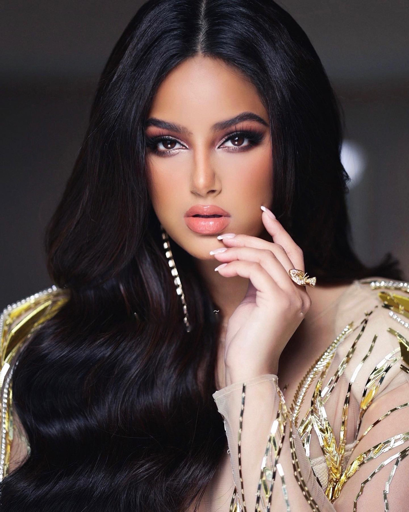 Hoa hậu Hoàn vũ 2021 sang Việt Nam để làm khách mời trong đêm chung kết Miss Universe Vietnam 2022. Chuyên gia thắng giải Make Up &amp; Hairstylist Of The Year tại Star Awards 2022 chọn cho Hoa hậu Harnazz Sandhu layout giúp cô tôn được nét đẹp phụ nữ Nam Á.