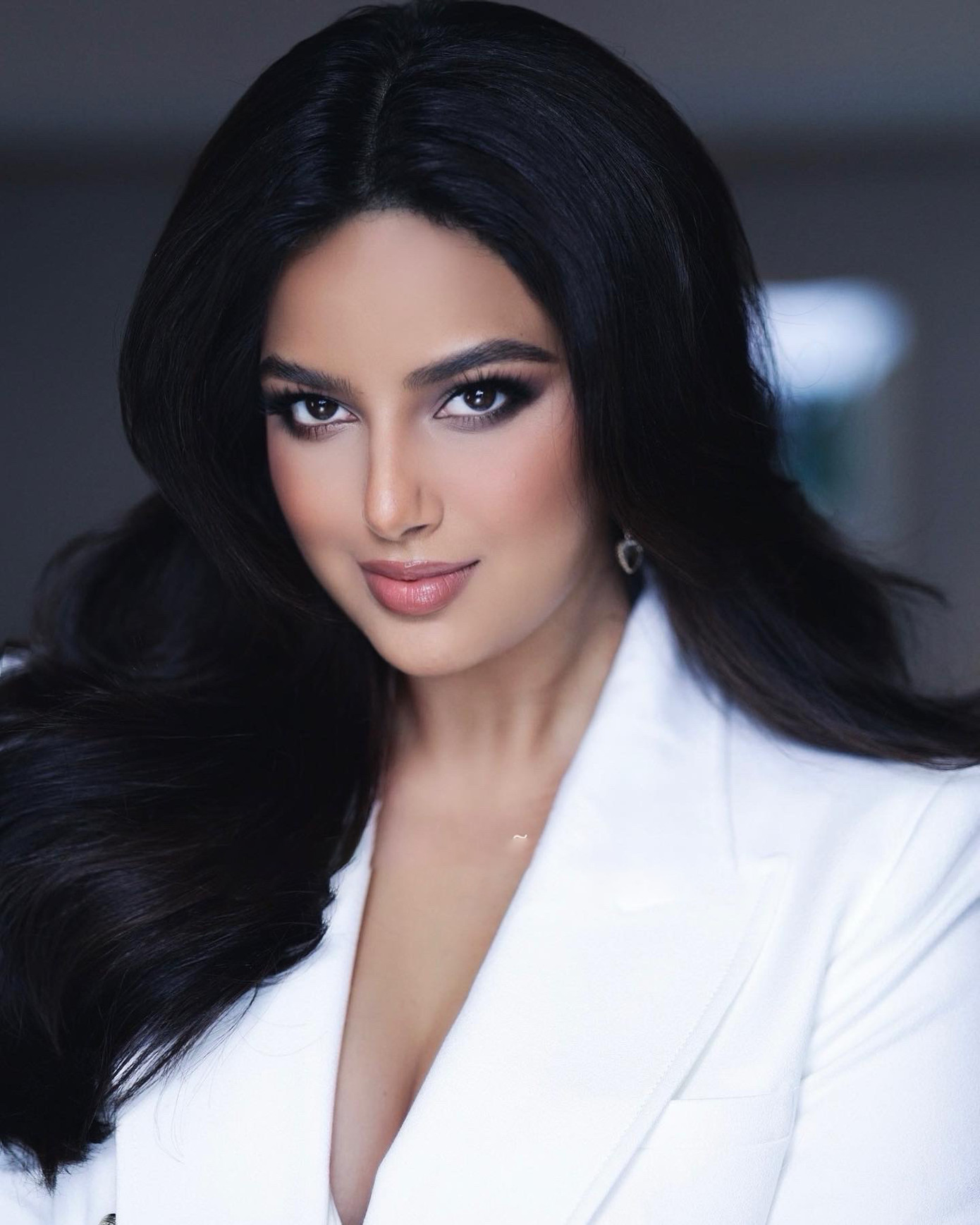 Hoa hậu Hoàn vũ 2021 sang Việt Nam để làm khách mời trong đêm chung kết Miss Universe Vietnam 2022. Chuyên gia thắng giải Make Up &amp; Hairstylist Of The Year tại Star Awards 2022 chọn cho Hoa hậu Harnazz Sandhu layout giúp cô tôn được nét đẹp phụ nữ Nam Á.