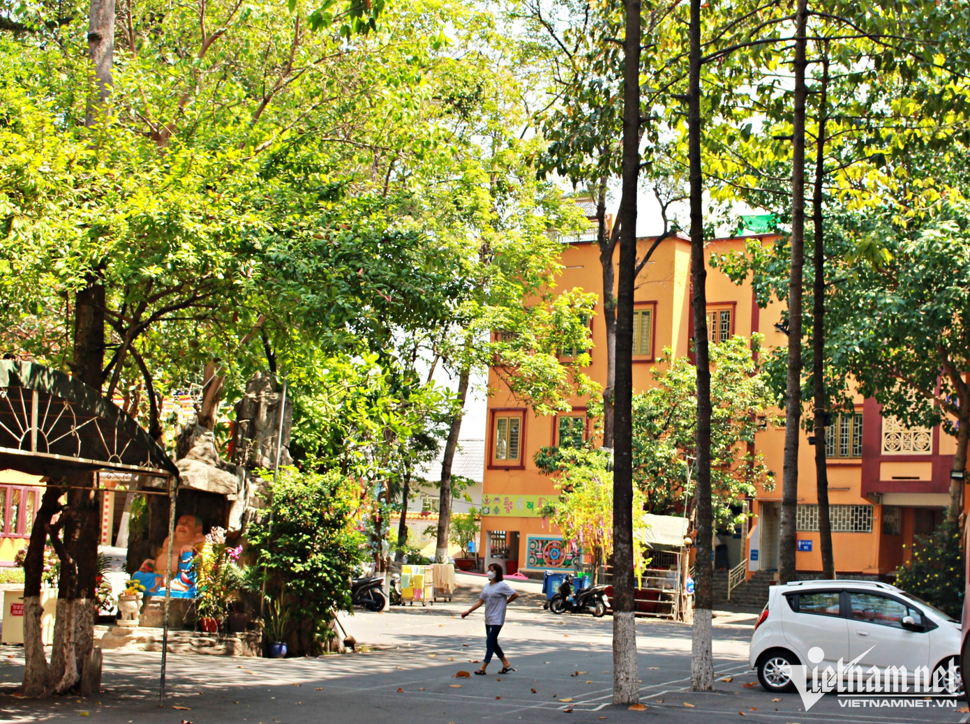 Chùa Tây Tạng còn nổi tiếng với câu chuyện về vị thiền sư sang Ấn Độ, Tây Tạng học đạo. Chùa Tây Tạng còn nổi tiếng với câu chuyện về vị thiền sư sang Ấn Độ, Tây Tạng học đạo.