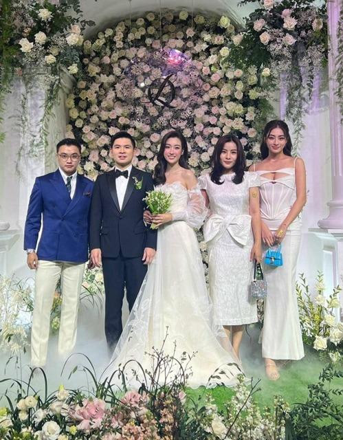 Tiệc cưới của Hoa hậu Đỗ Mỹ Linh diễn ra ngày 23/10. Tham dự ngày trọng đại của người chị thân thiết, Lương Thùy Linh gây chú ý khi diện trang phục trắng chiết eo cùng chi tiết hở ngực táo bạo. Với lợi thế chiều cao, người đẹp gây chú ý khi xuất hiện, chụp ảnh cùng các khách mời. Tiệc cưới của Hoa hậu Đỗ Mỹ Linh diễn ra ngày 23/10. Tham dự ngày trọng đại của người chị thân thiết, Lương Thùy Linh gây chú ý khi diện trang phục trắng chiết eo cùng chi tiết hở ngực táo bạo. Với lợi thế chiều cao, người đẹp gây chú ý khi xuất hiện, chụp ảnh cùng các khách mời.