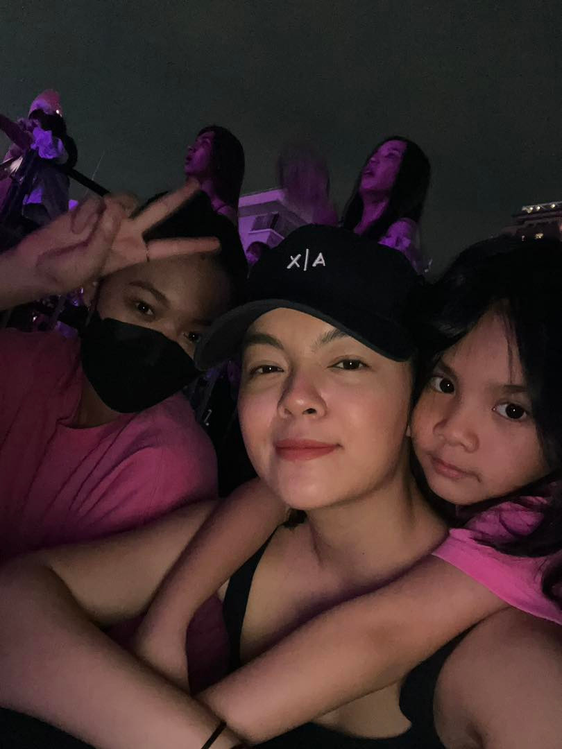 Phạm Quỳnh Anh sang Thái Lan xem show BlackPink cùng hai con gái. Sau khi sinh con gái thứ ba, cô tập trung lo cho gia đình, hiếm khi xuất hiện tại các sự kiện showbiz. Phạm Quỳnh Anh sang Thái Lan xem show BlackPink cùng hai con gái. Sau khi sinh con gái thứ ba, cô tập trung lo cho gia đình, hiếm khi xuất hiện tại các sự kiện showbiz.
