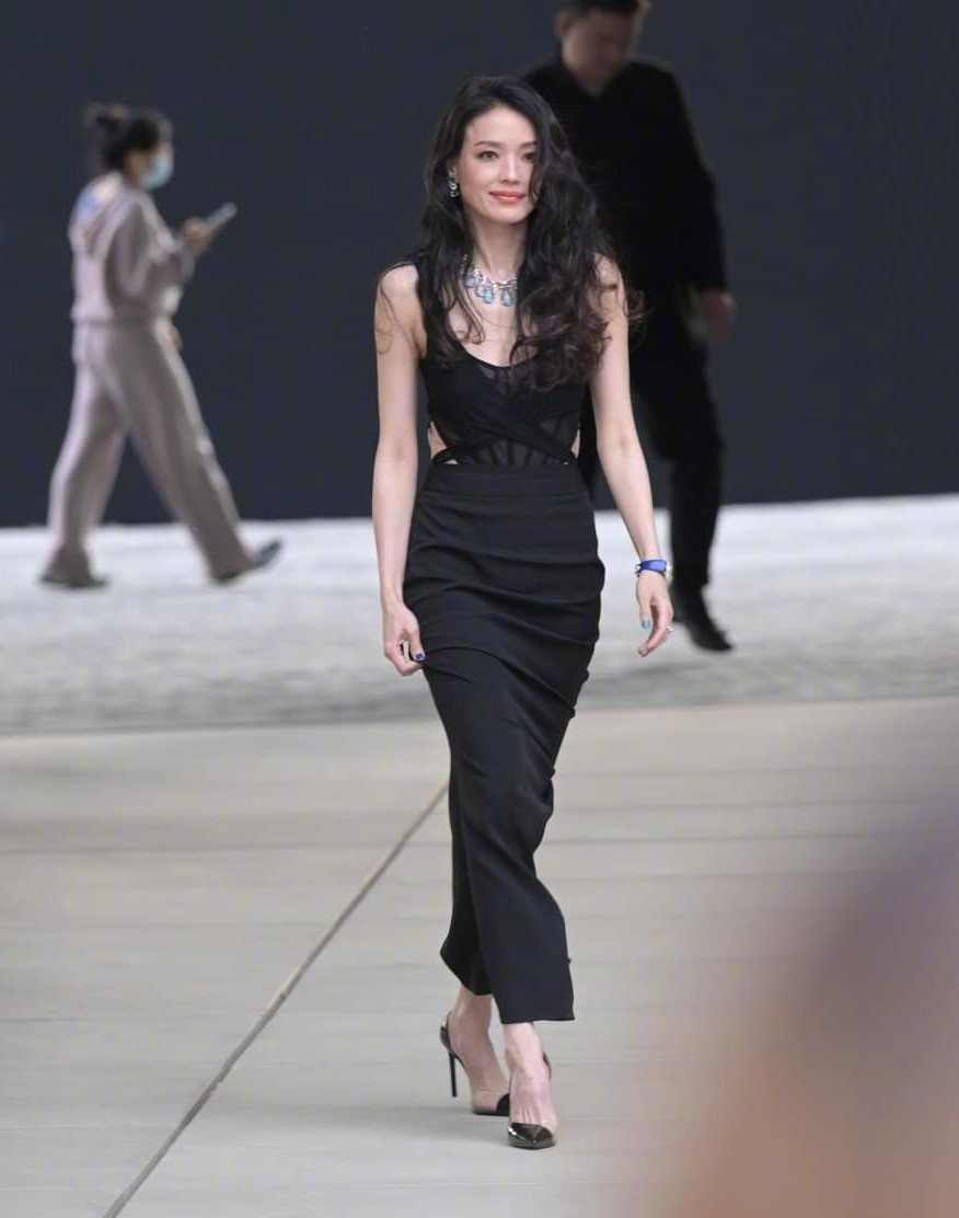 Thư Kỳ đẹp không góc chết ở tuổi 47.