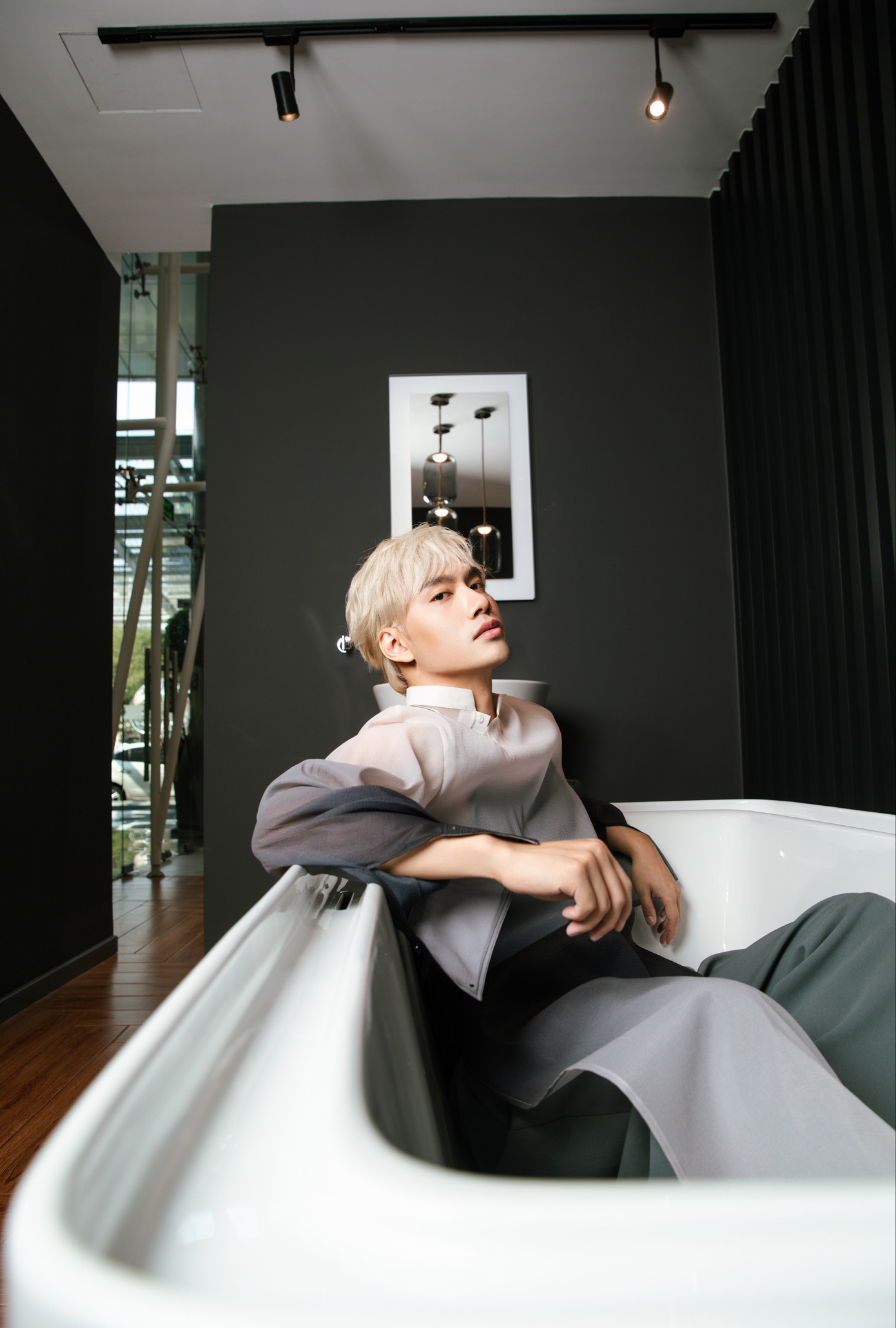 Lý Quí Khánh nói nhà tắm là không gian lý tưởng để anh sáng tạo.