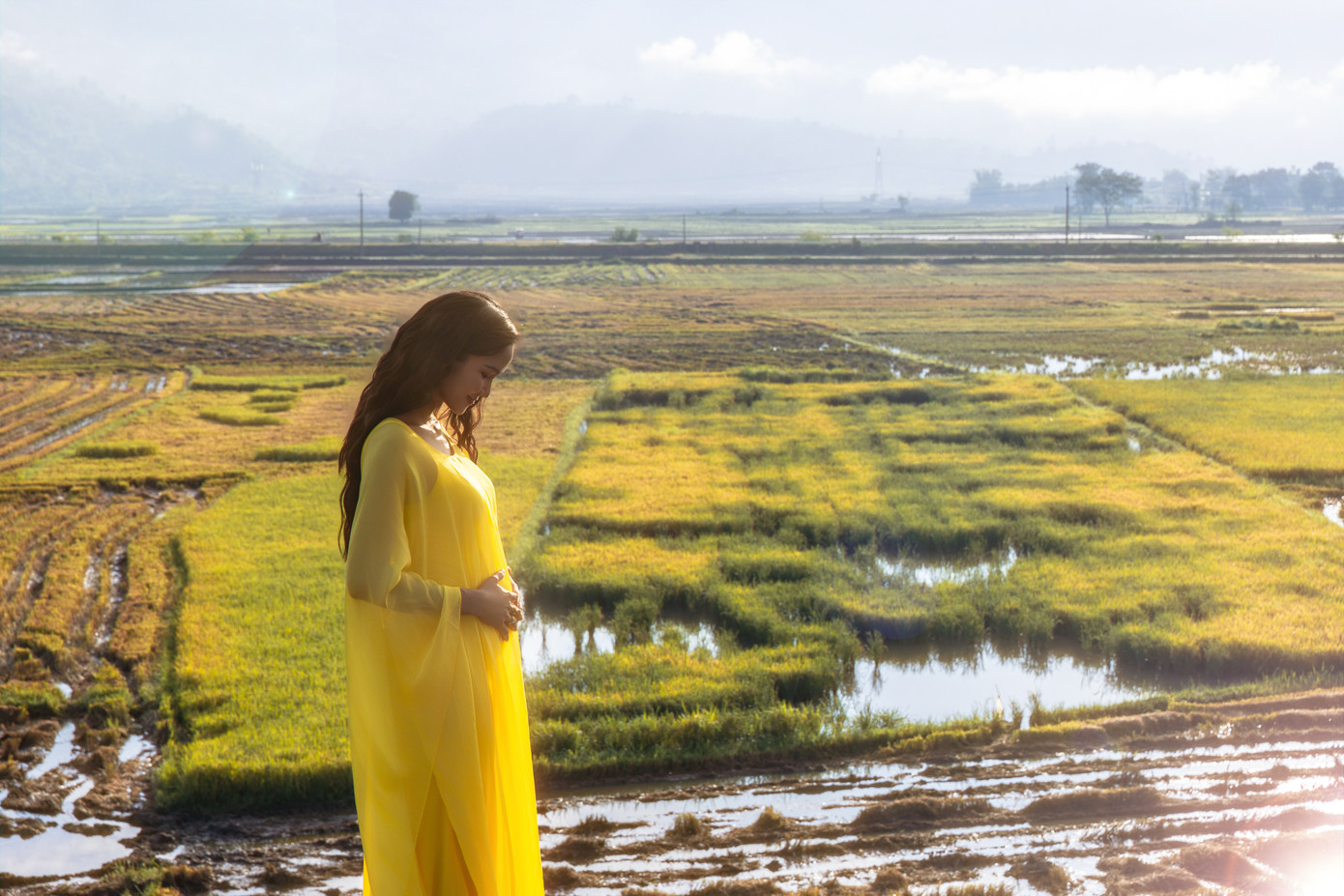 Hoa hậu sinh năm 1992 khoe bụng bầu trước khung cảnh bình dị ở Đắk Lắk.