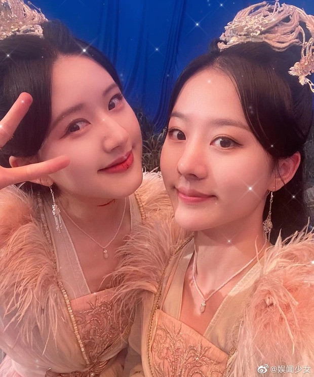 Triệu Lộ Tư và diễn viên đóng thế chung khung hình. Triệu Lộ Tư và diễn viên đóng thế chung khung hình.