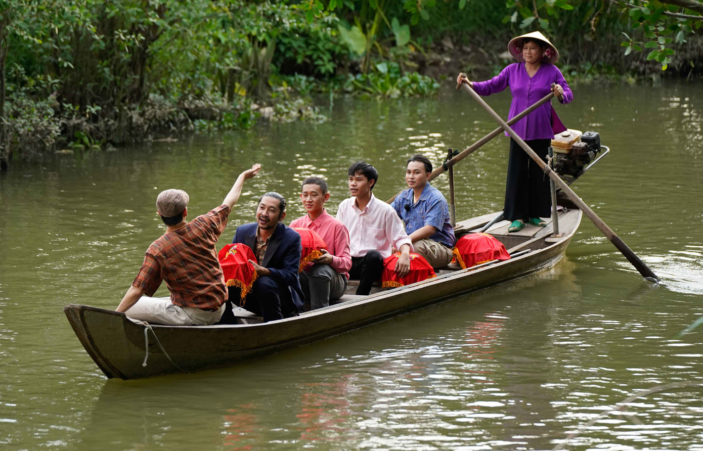 Hình ảnh rước dâu bằng xuồng ba lá, đặc trưng trong đám cưới của miền Tây sông nước.